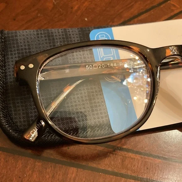 Blue light reading glasses and coordinating case. - Picture 2 of 7